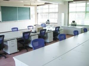 (教室を有効活用した事務所)